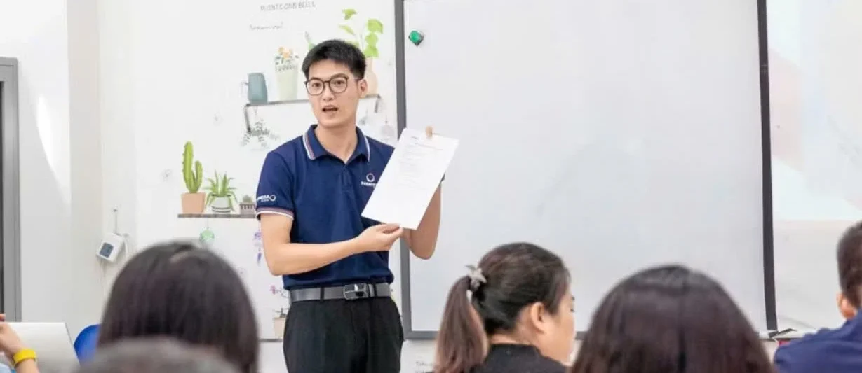 Thầy Lê Mai Tuấn Ly, giáo viên Trường THCS & THPT Phenikaa trong giờ dạy Địa lí.