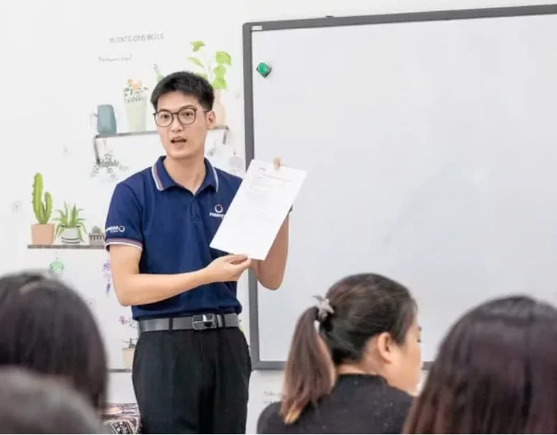 Thầy Lê Mai Tuấn Ly, giáo viên Trường THCS & THPT Phenikaa trong giờ dạy Địa lí.