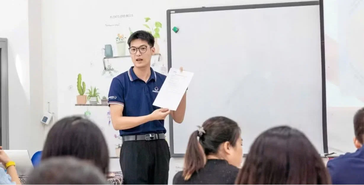 Thầy Lê Mai Tuấn Ly, giáo viên Trường THCS & THPT Phenikaa trong giờ dạy Địa lí.