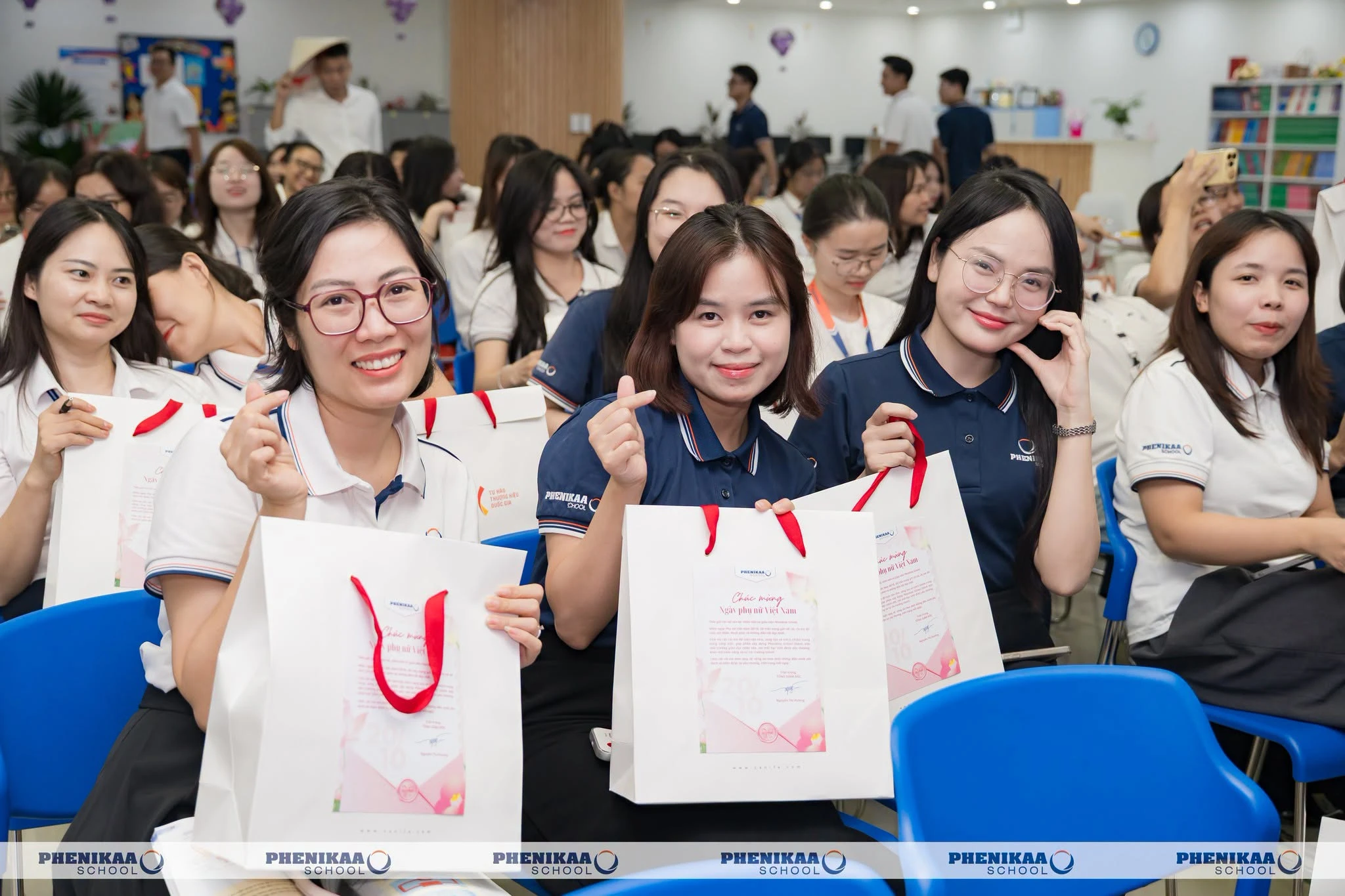 Nữ GVCBNV Phenikaa School rạng rỡ cho&agrave; mừng ng&agrave;y Phụ nữ Việt nam 20/10
