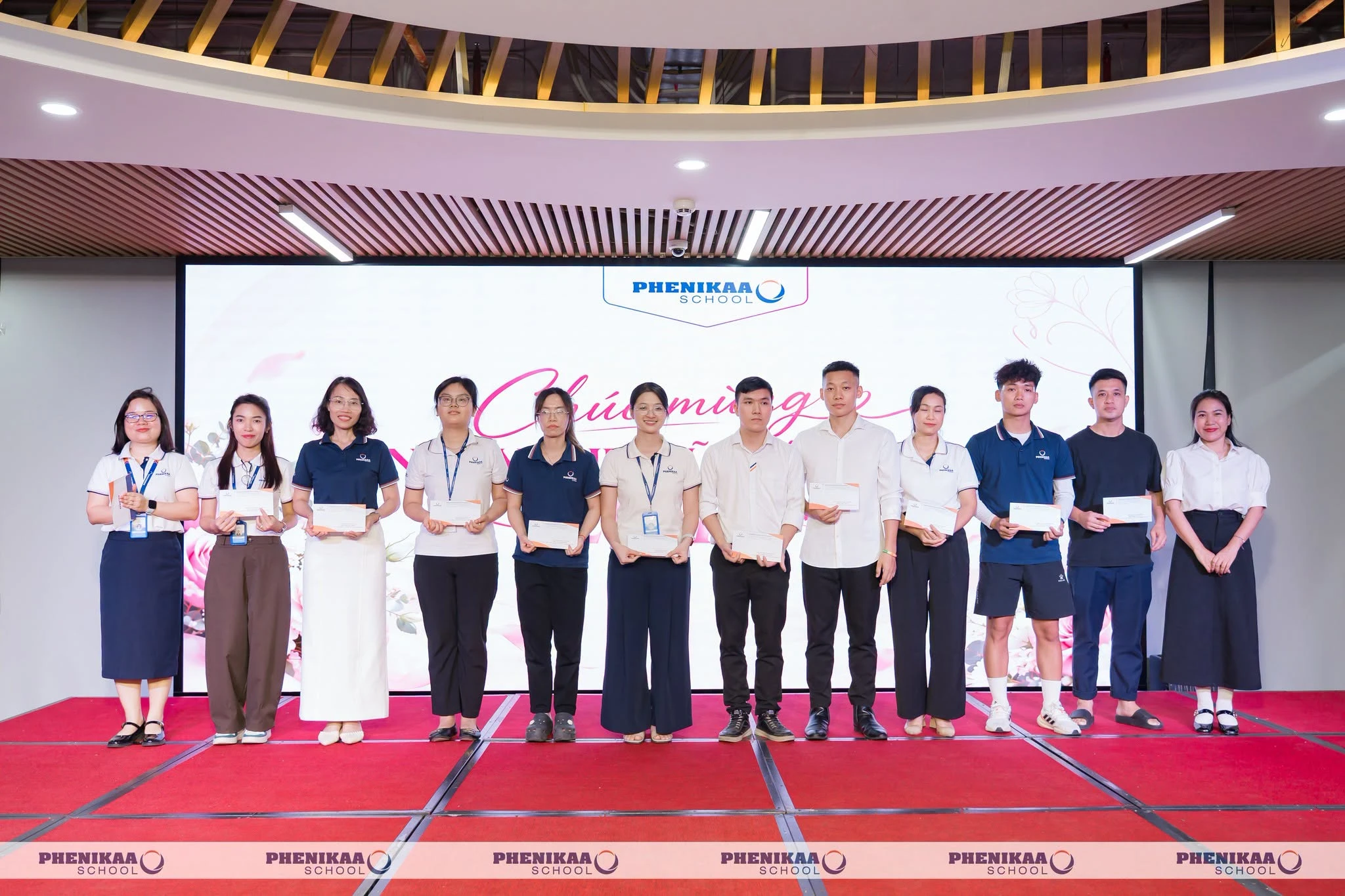 Đại diện BLĐ, BGH v&agrave; C&ocirc;ng đo&agrave;n Nh&agrave; trường đ&atilde; trao tặng phần qu&agrave; &yacute; nghĩa tới c&aacute;c CBGVNV t&iacute;ch cực tham gia v&agrave; đạt th&agrave;nh t&iacute;ch xuất sắc trong chuỗi hoạt động, sự kiện ch&agrave;o mừng 16 năm th&agrave;nh lập Tập đo&agrave;n Phenikaa