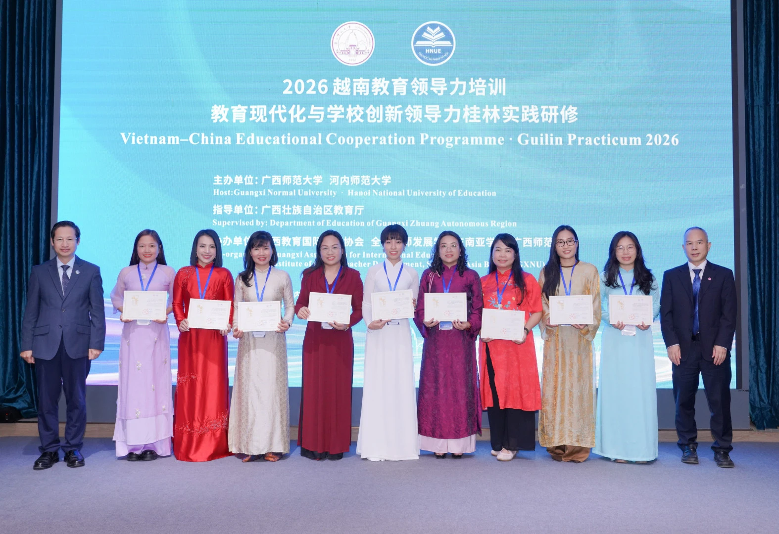Bà Phạm Thị Yến (thứ ba từ bên phải sang) và Cô Ngô Thị Thanh Tâm (thứ năm từ bên phải sang) tham dự chương trình