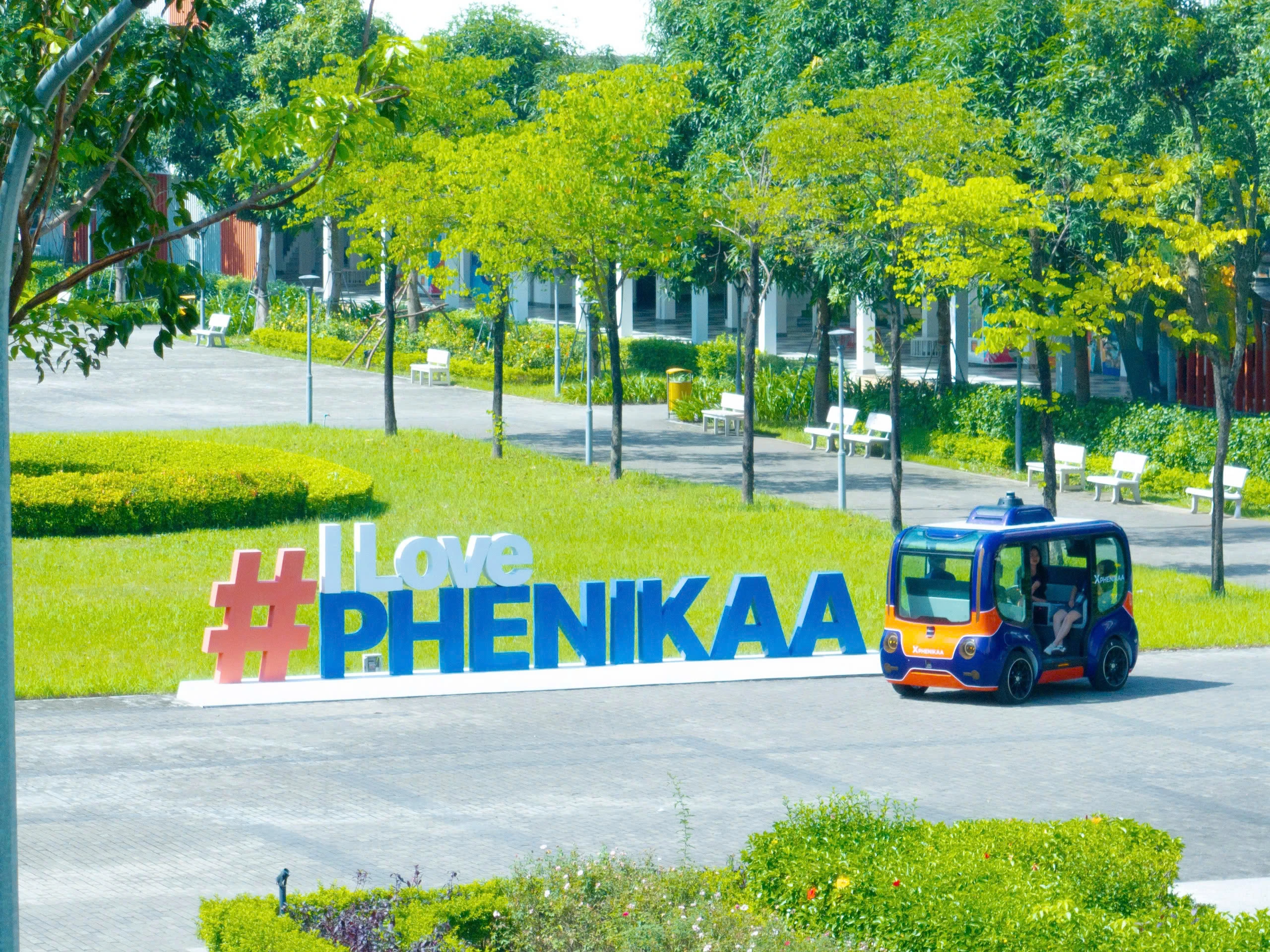 Xe tự hành Phenikaa-X trong khuôn viên Đại học Phenikaa