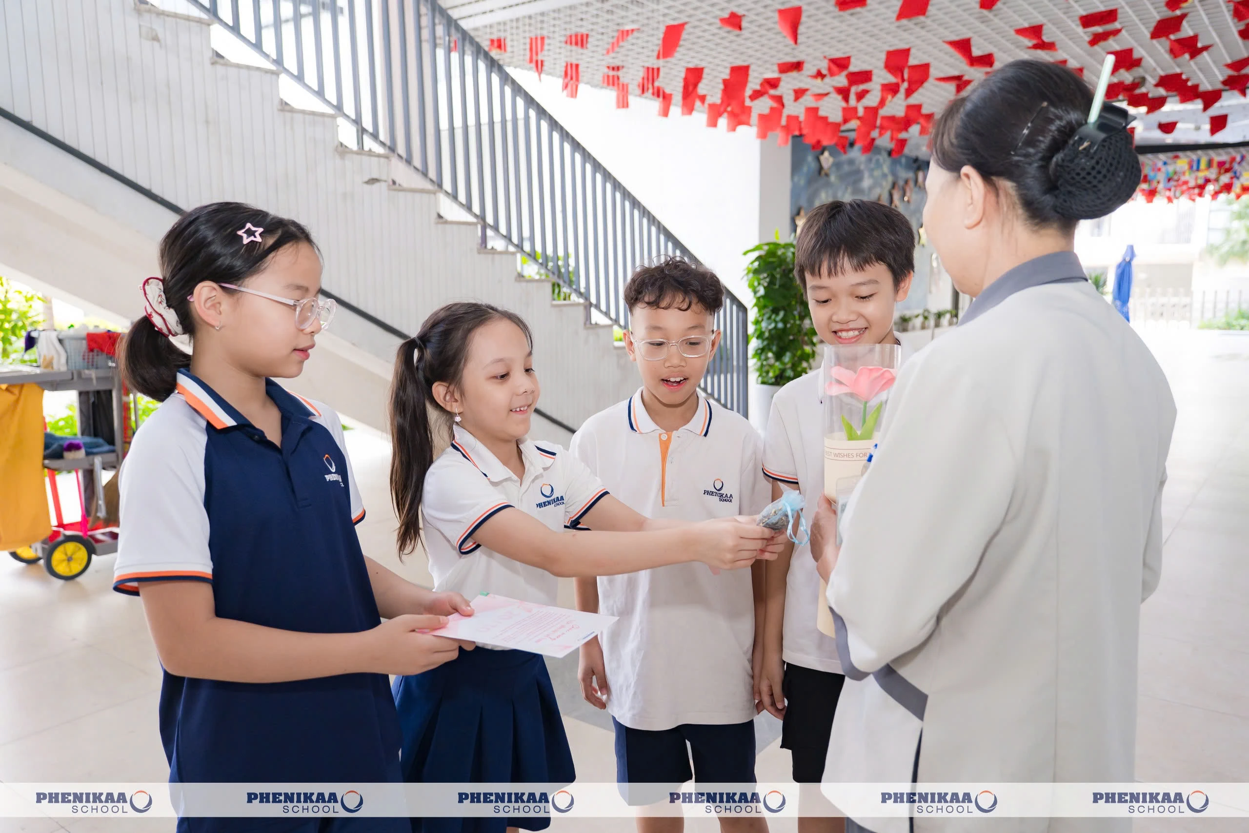 Phenikers gửi tặng những m&oacute;n qu&agrave; y&ecirc;u thương đến c&aacute;c c&ocirc; gi&aacute;o, nữ CNNV Nh&agrave; trường